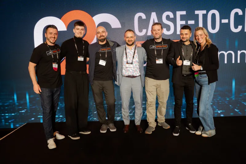 Siedmioro uczestników szkolenia Cellebrite na scenie Case-to-Closure User Summit 2025