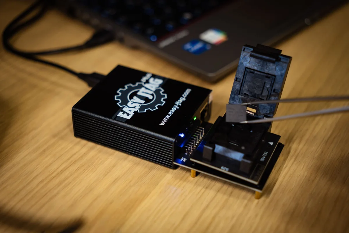 Czytnik EasyJTAG Plus i otwarty adapter z układem pamięci